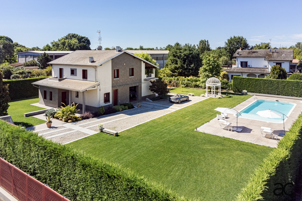 Exterior before AI LightLab twilight hero preset